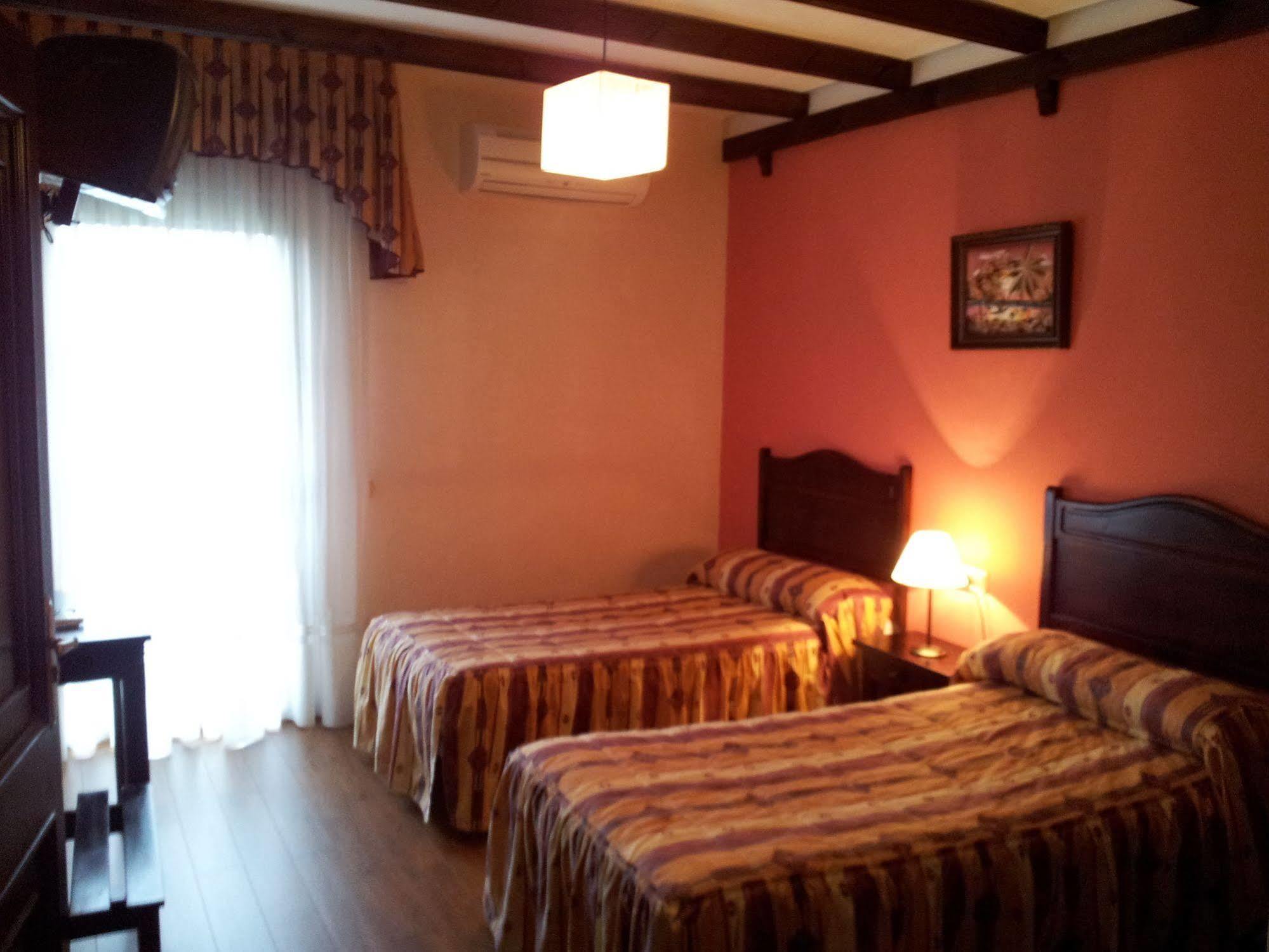 Apartamentos El Mirador Del Soto Sotoserrano Bagian luar foto